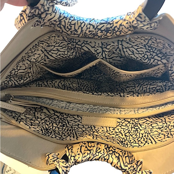 Max Studio Beige Handbag with Wooden Handles & Fabric Bow - Picture 4 of 6